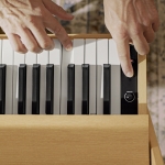 Donner OURA R300 digitális zongora, Donner design, súlyozott, fokozatos kalapácsmechanikás, 88 billentyű, világos faerezet